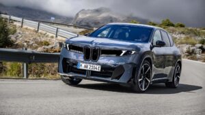 Moderne elbil kører på en naturskøn vej, med elegant design og avancerede funktioner