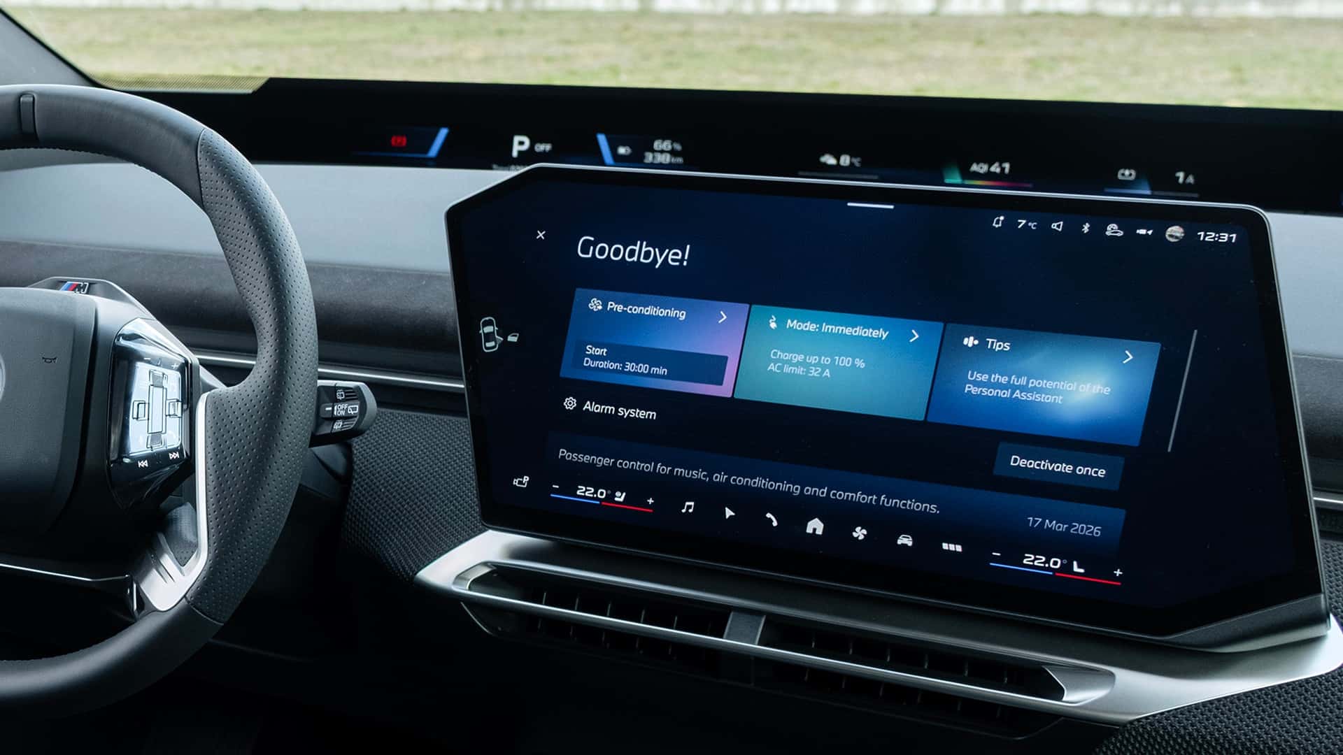 Tesla bilens instrumentbræt med moderne digitalt display og kørehjælp funktioner