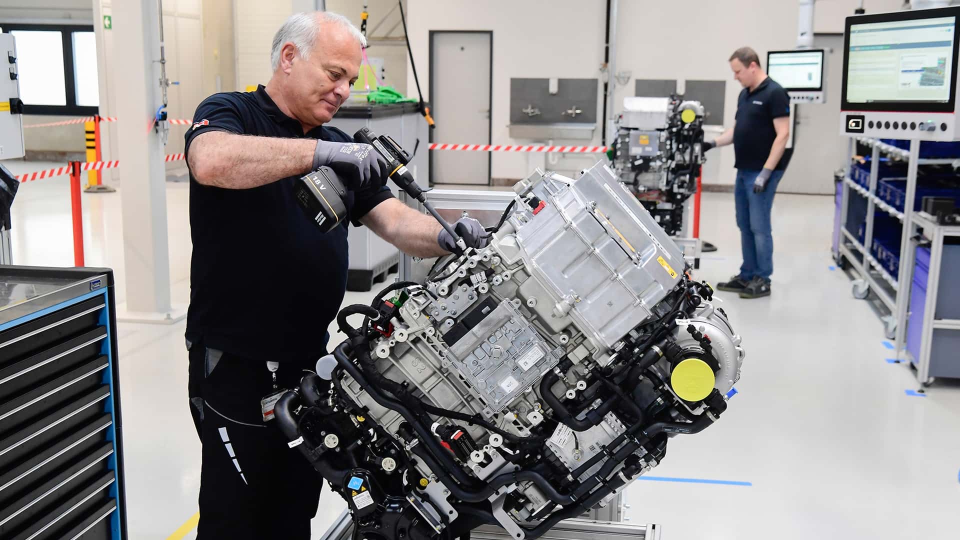 Tekniker arbejder på Tesla elbilsmotor på værksted
