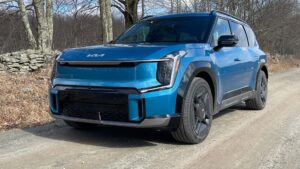 Elektrisk SUV parkeret på en skovvej