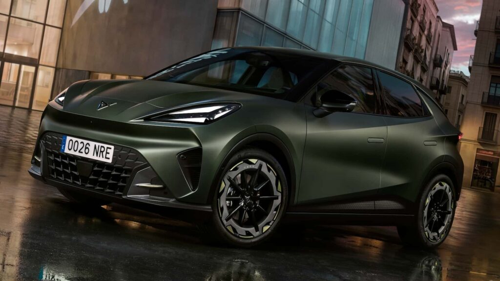 Stilfuld elbil i moderne bymiljø i skumringen