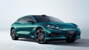 Grøn elektrisk bil med moderne design og aerodynamisk form, set fra siden.