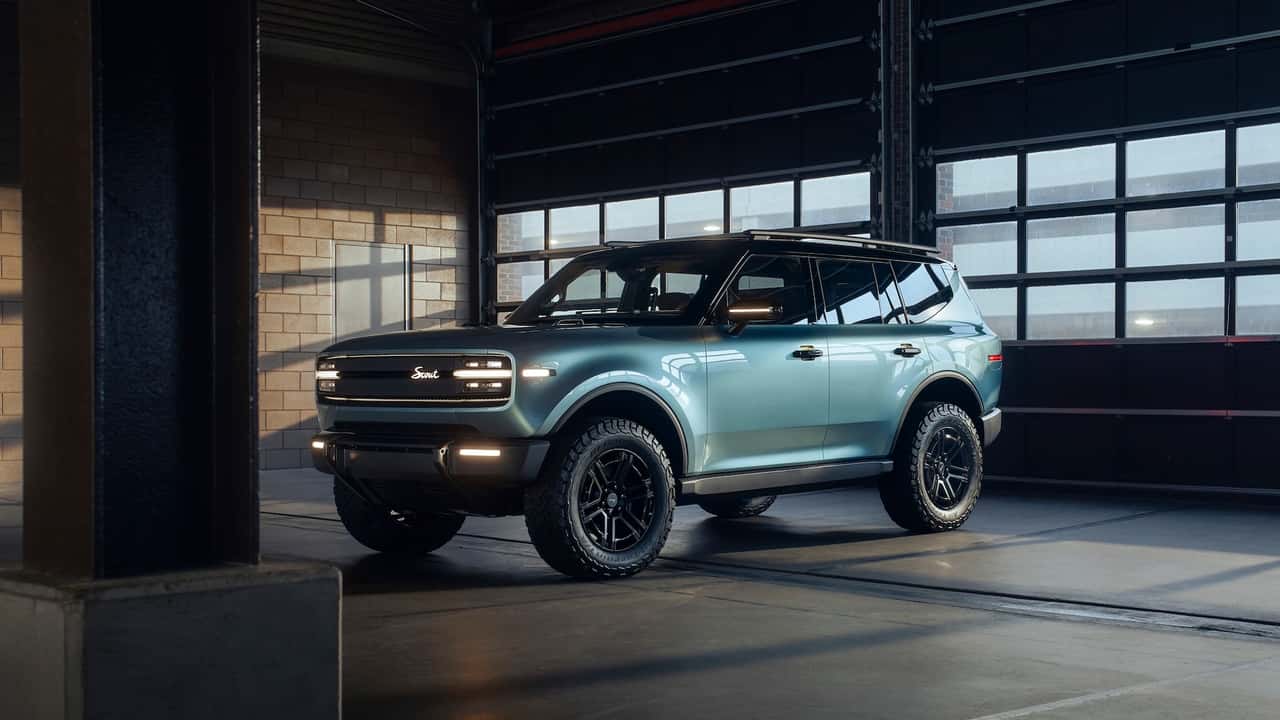 Elektrisk SUV i en garage med moderne design og aerodynamiske linjer