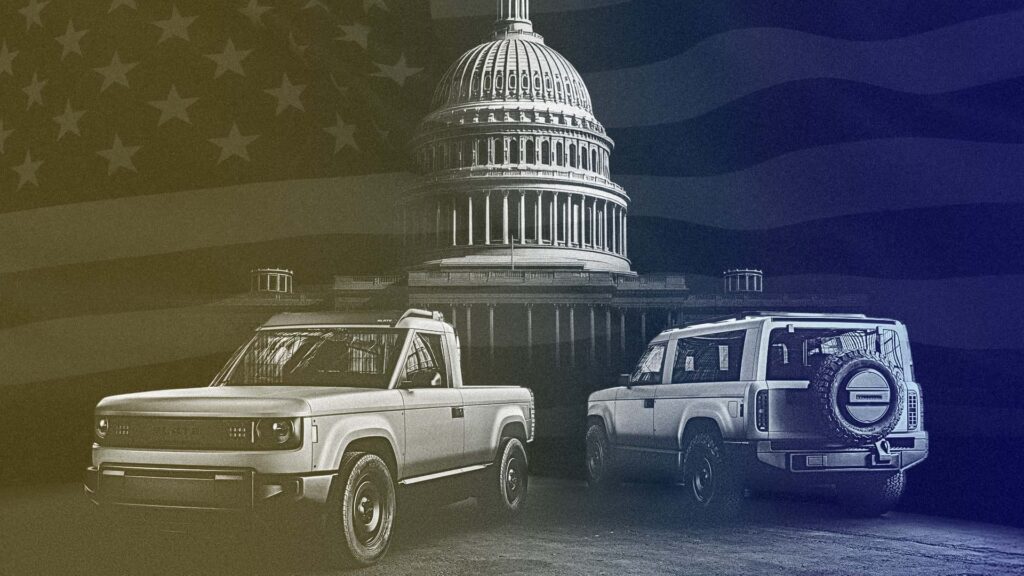 To elektriske SUV'er foran en amerikansk regeringsbygning med et flag i baggrunden