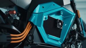 Nærbillede af Tesla elektrisk motor med blå paneler og kabler