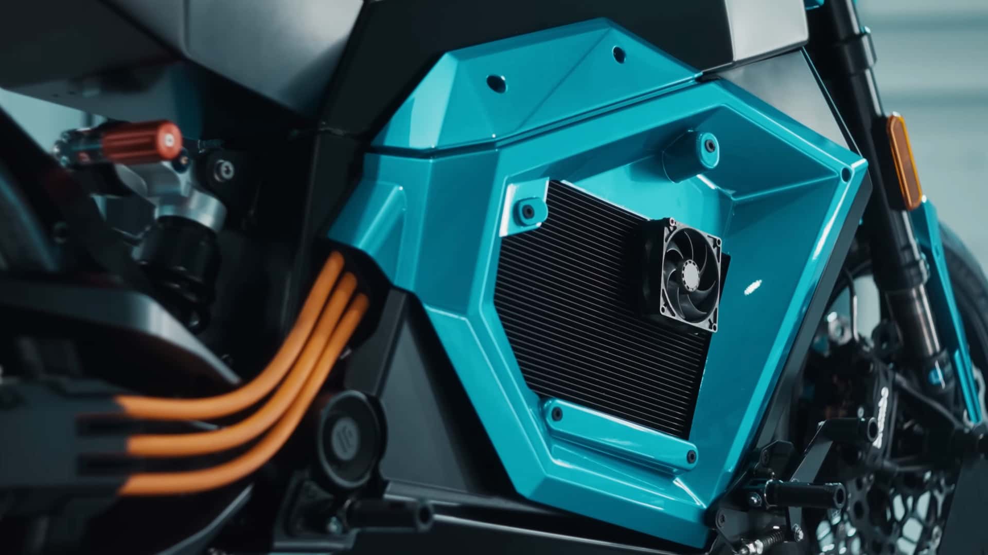 Nærbillede af Tesla elektrisk motor med blå paneler og kabler