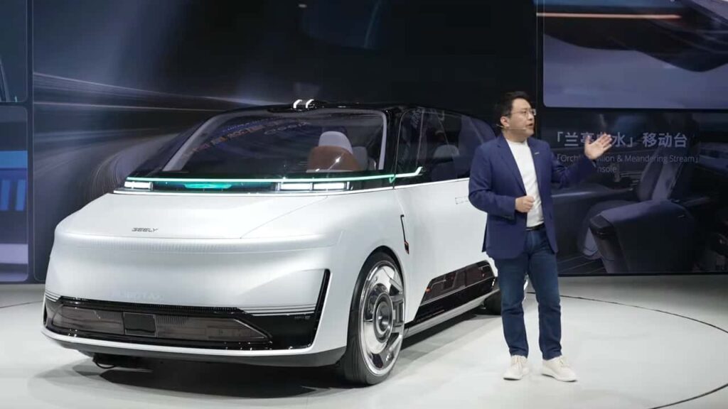 Præsentation af avanceret elektrisk bilmodel på messe