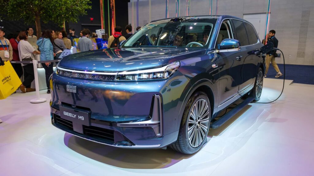 Elektrisk SUV fra Geely udstillet på en messe med publikumsinteresse
