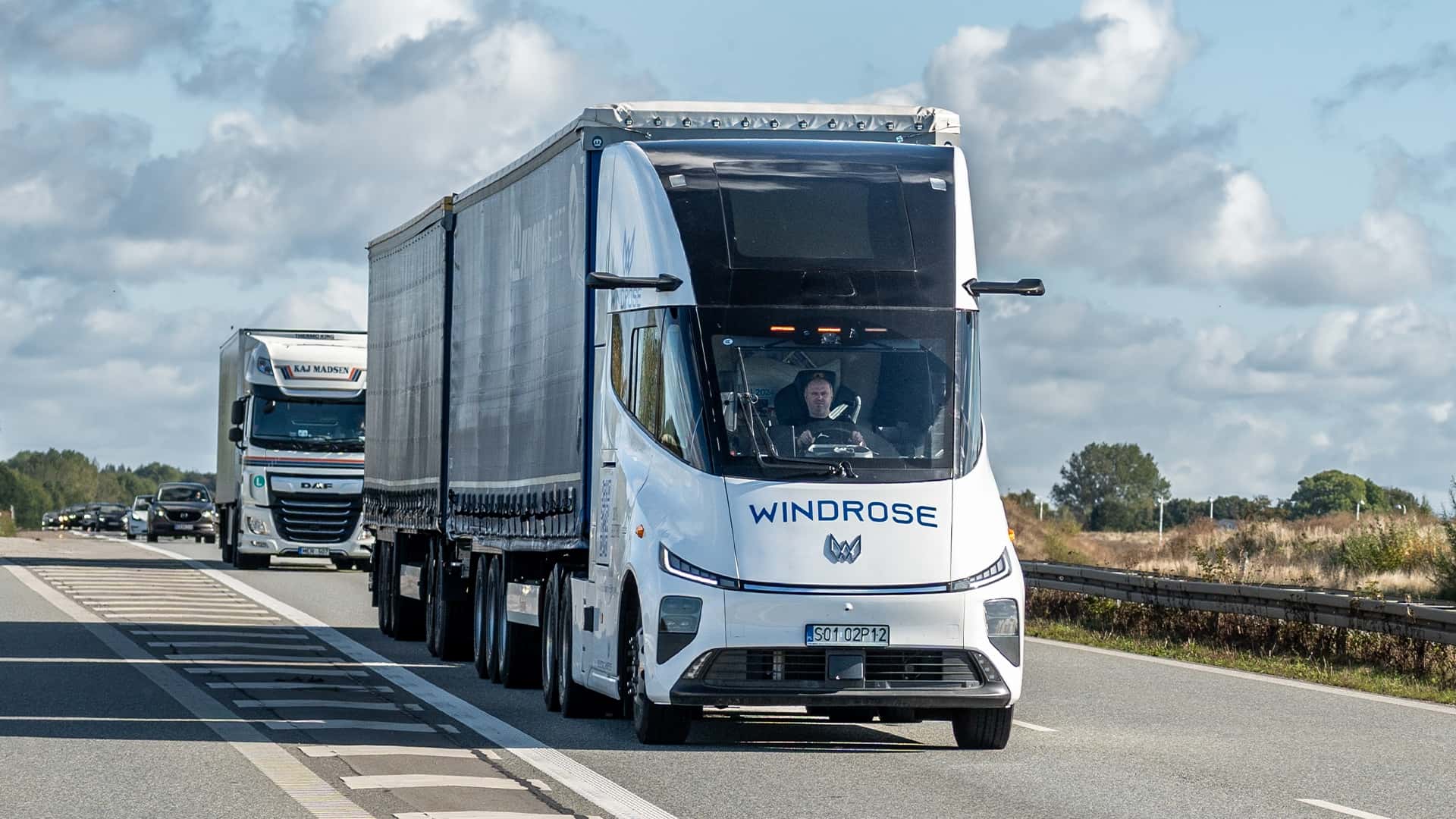 Moderne elektrisk lastbil fra Windrose på motorvej
