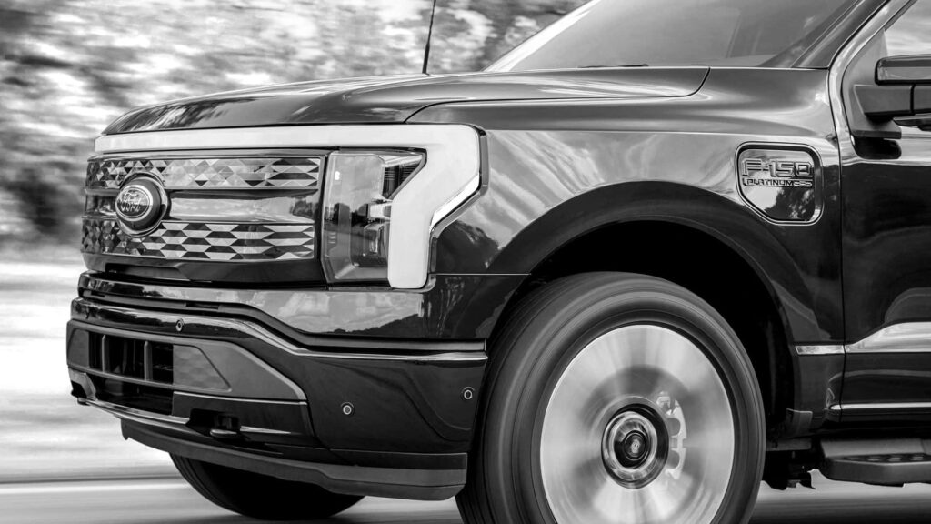 Forlygter og grill på en elektrisk bil i fart