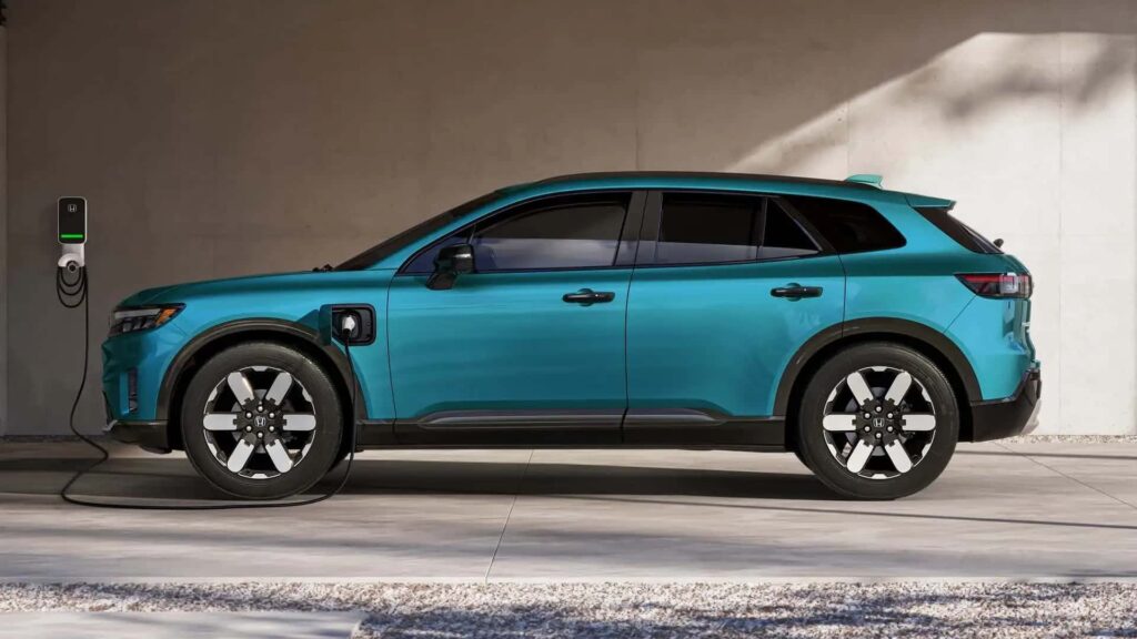 Blå elektrisk SUV oplades ved station i garage