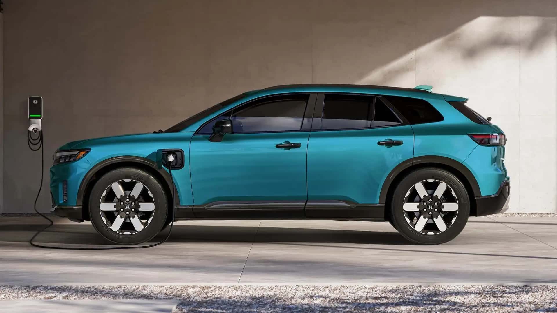 Blå elektrisk SUV oplades ved station i garage