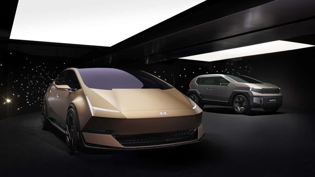 Moderne elektriske konceptbiler i en futuristisk udstillingshal