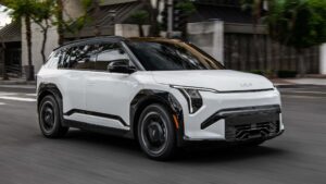 Hvid elektrisk SUV kører gennem bylandskab