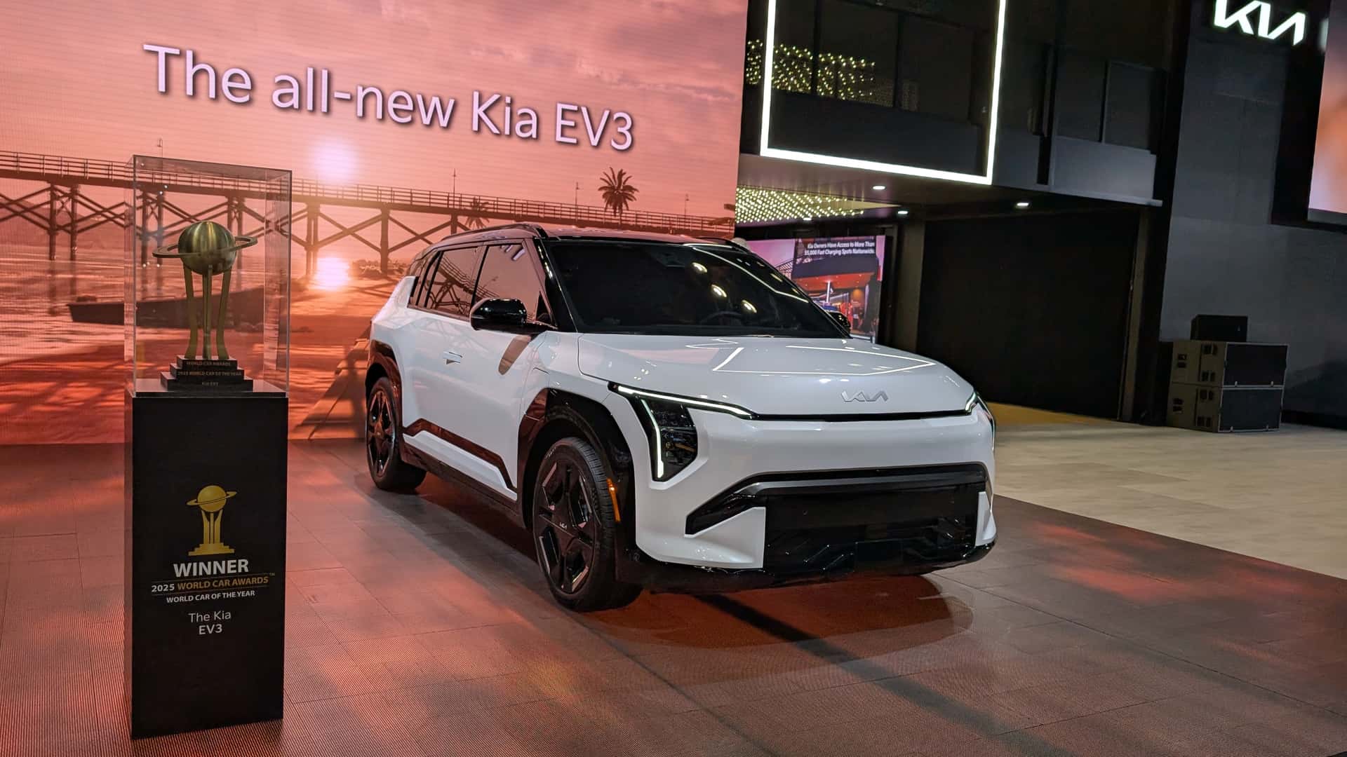 Den nye Kia EV3 præsenteret ved en messe, vinder af 2025 World Car Awards