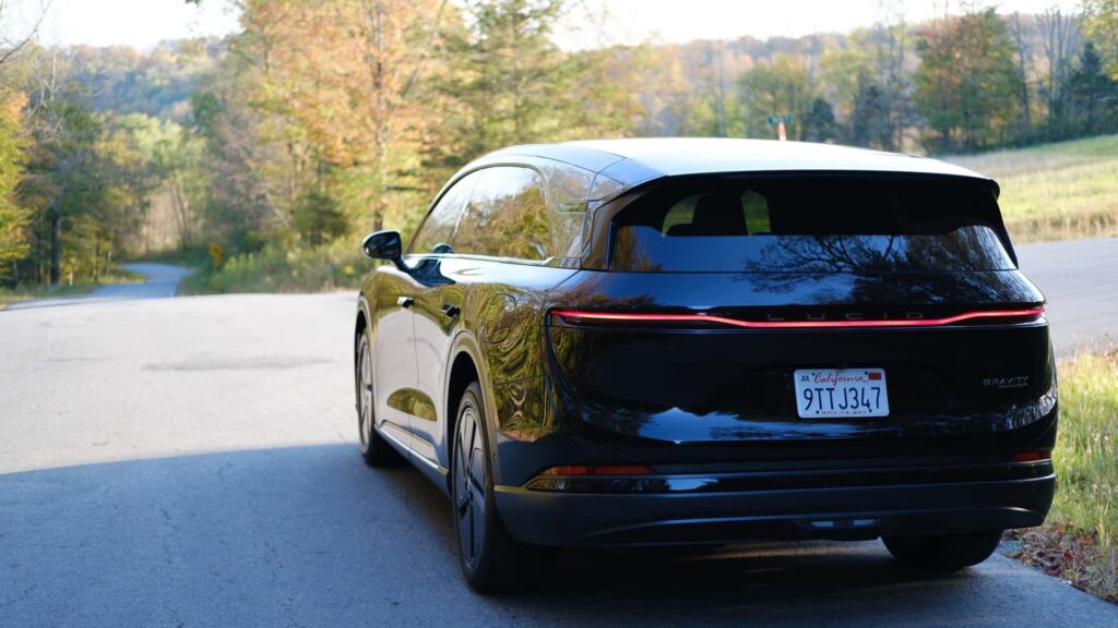 Elektrisk SUV fra Lucid Motors på vej i naturskønne omgivelser