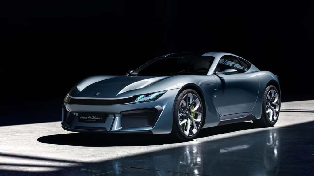 Futuristisk elektrisk bil i et moderne design, oplyst under en spotlight