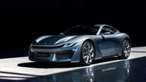 Futuristisk elektrisk bil i et moderne design, oplyst under en spotlight