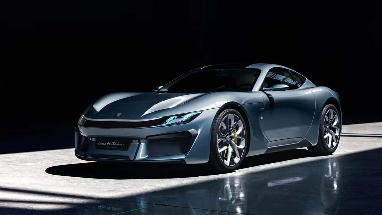 Futuristisk elektrisk bil i et moderne design, oplyst under en spotlight