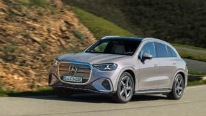 Mercedes-Benz elektrisk SUV kører på en vej i naturskønne omgivelser
