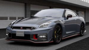 Moderne sportsvogn med aerodynamisk design, parkeret foran garage.