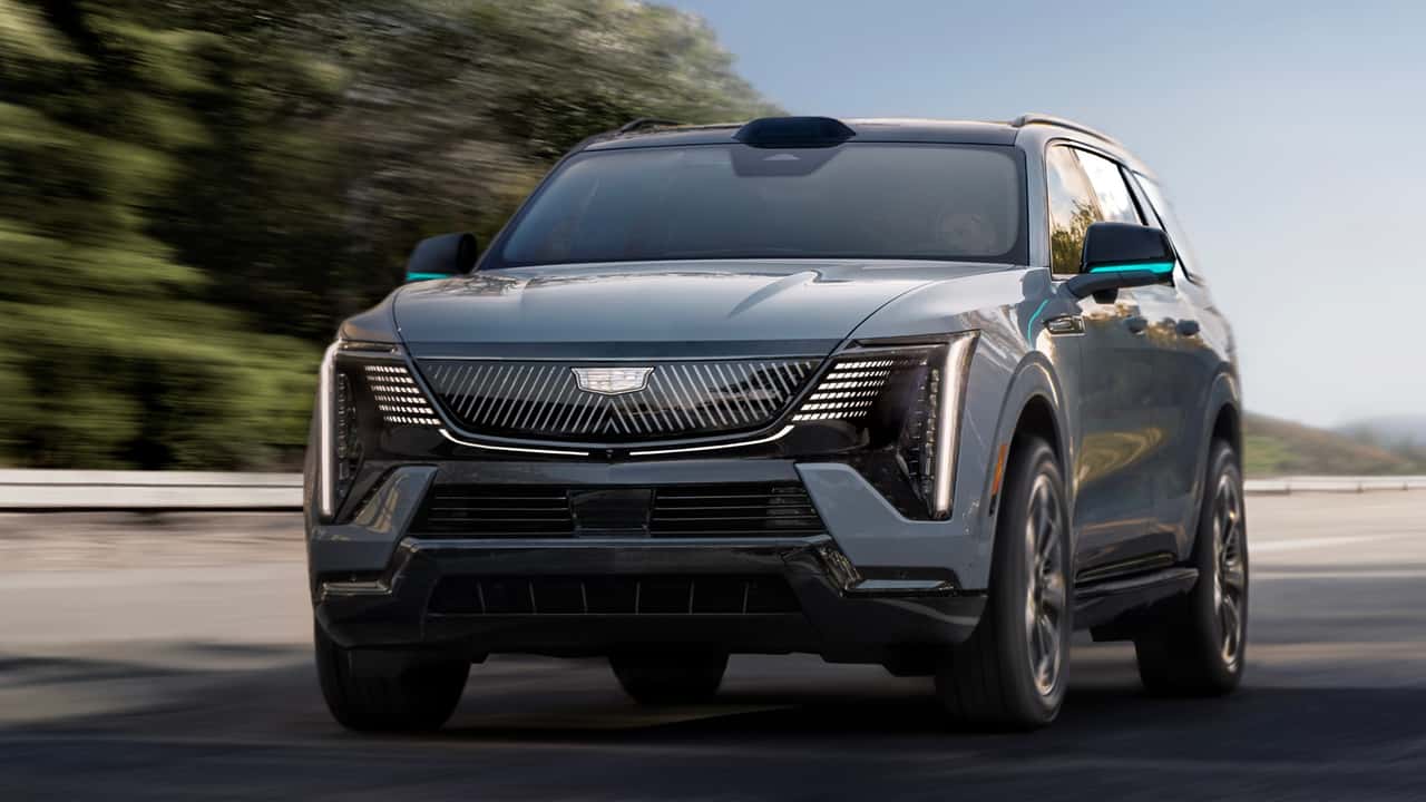 Elektrisk SUV, kørende på vej i naturskønne omgivelser