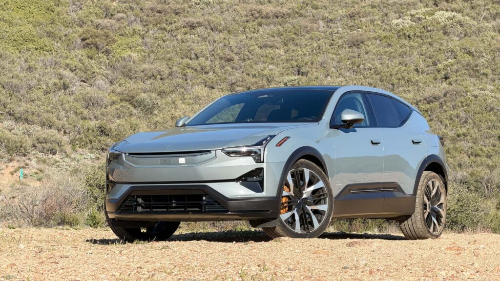 Elektrisk SUV i naturskønne omgivelser