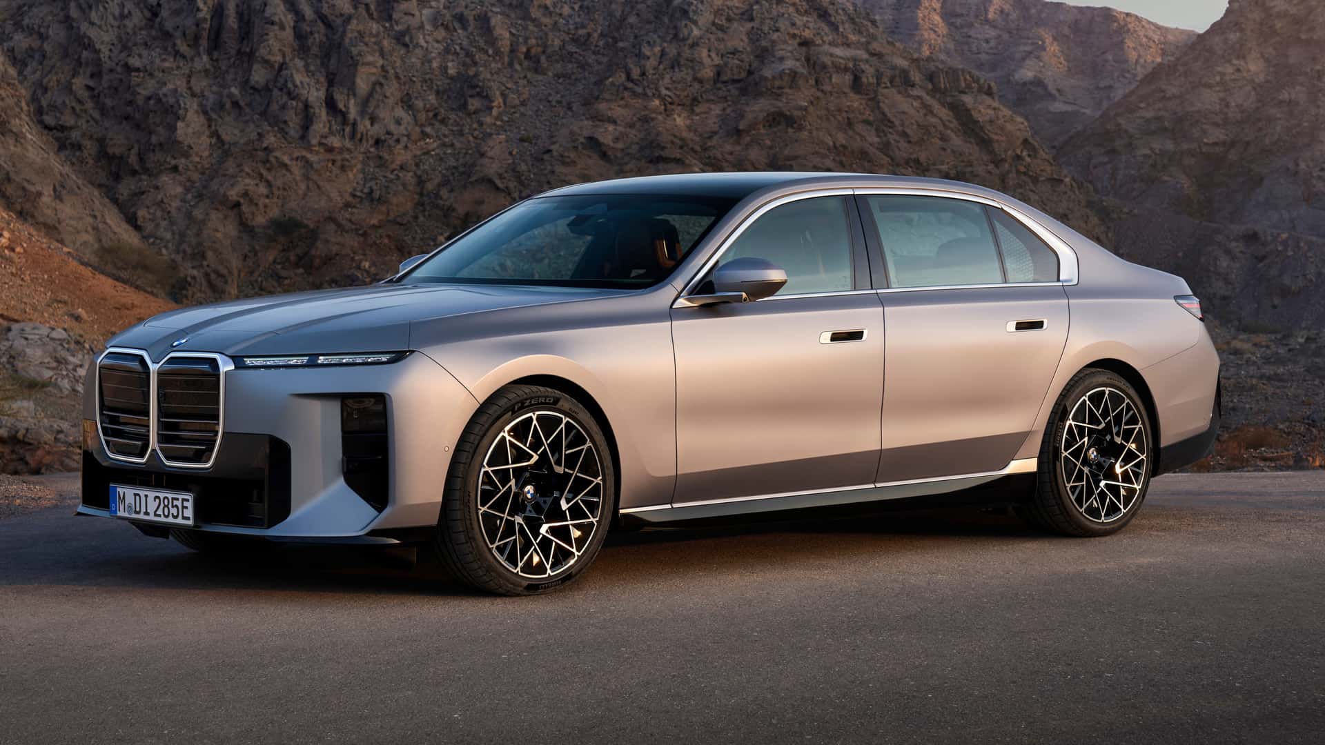 Elegant elektrisk bil med bjergrige baggrund