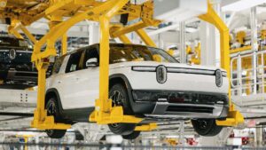 Elektrisk SUV under samling i en moderne fabrik
