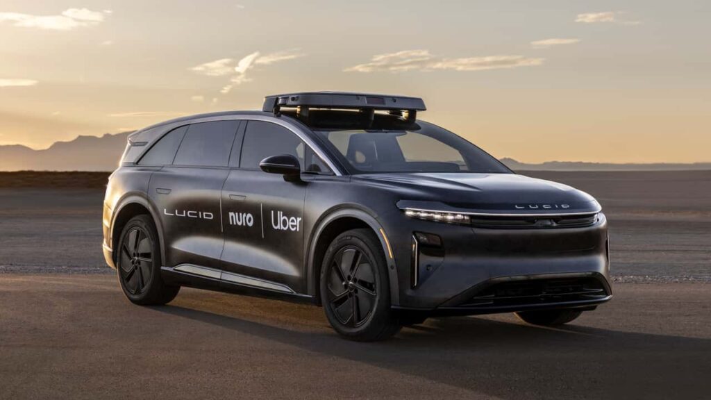 Selvkørende elektrisk SUV ved solnedgang med teknologi fra Lucid, Nuro og Uber