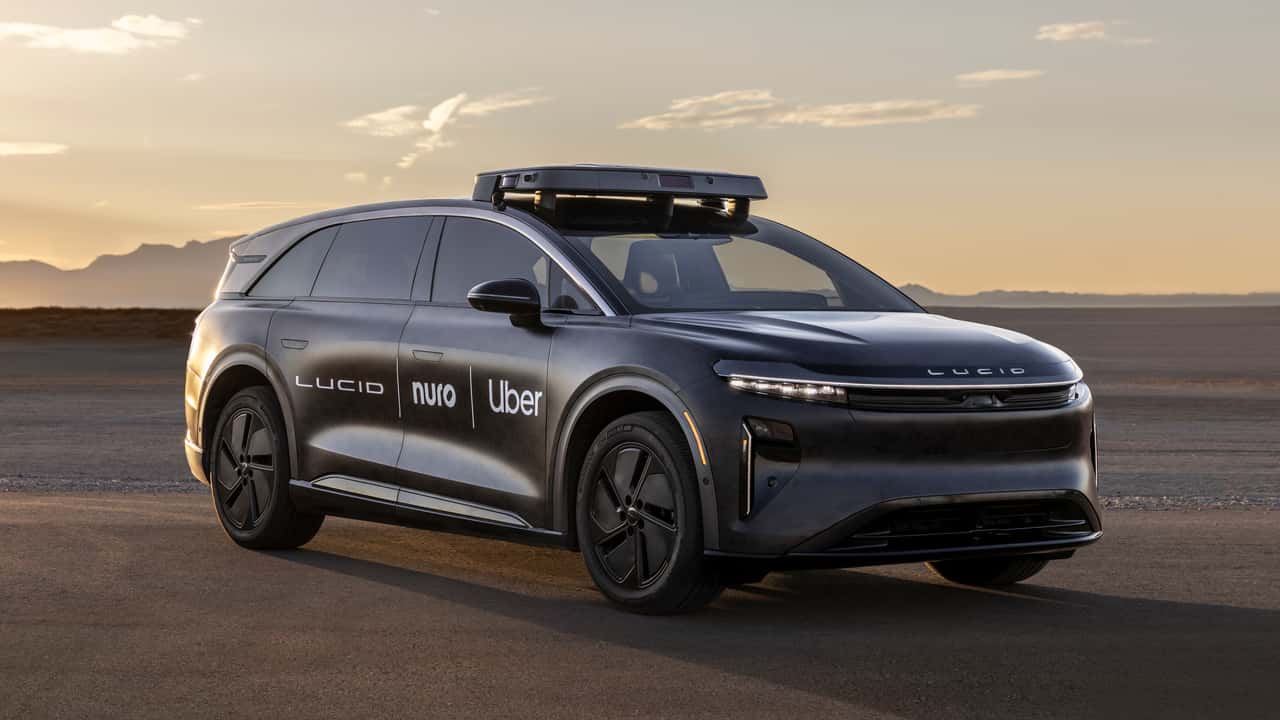 Selvkørende elektrisk SUV ved solnedgang med teknologi fra Lucid, Nuro og Uber