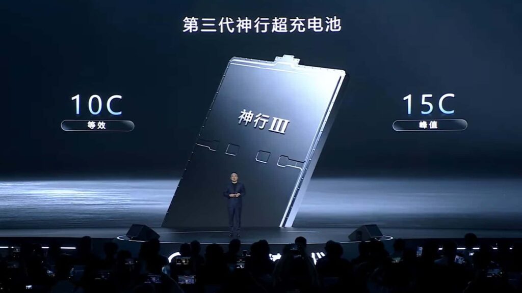 Præsentation af ny avanceret batteriteknologi på en scene med fokus på elektriske biler