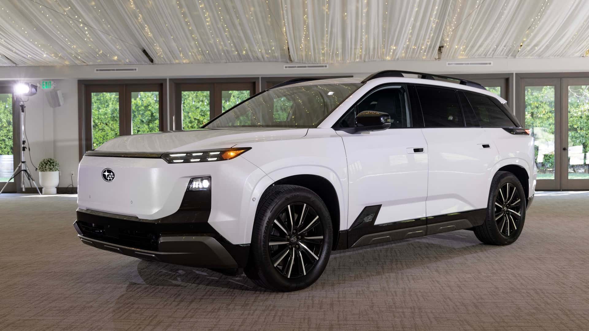 Hvid elektrisk SUV parkeret indendørs med elegant design og moderne teknologi