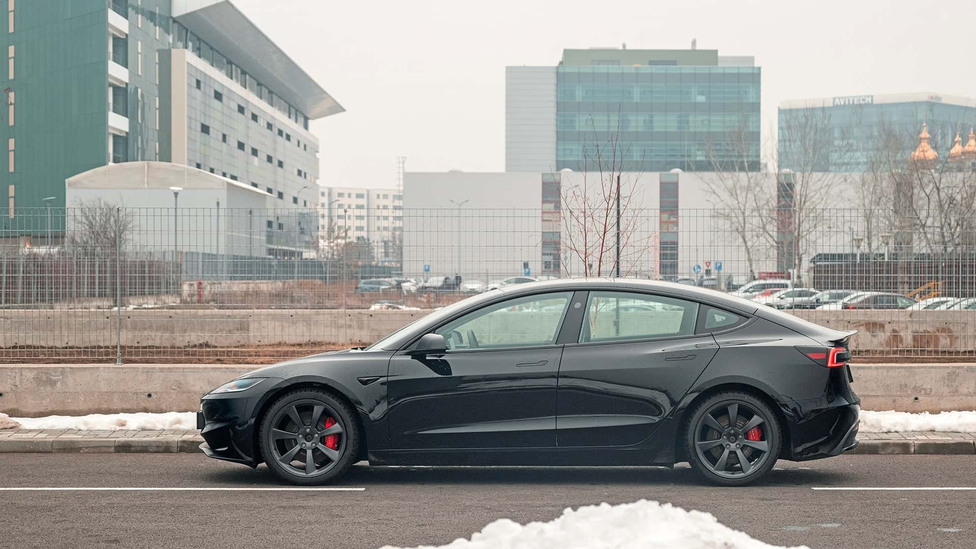 Sort Tesla elbil parkeret i bymiljø om vinteren