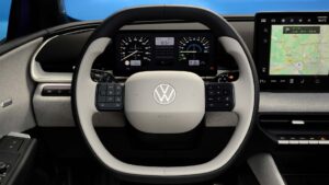 Volkswagen bilrat og infotainment-skærm i moderne elektrisk bil