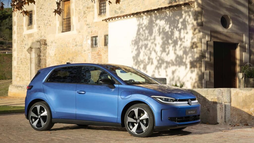 Blå elbil parkeret foran en gammel bygning, perfekt til elbilentusiaster og gadgetfans.