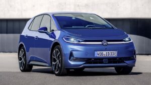 Blå elbil fra Volkswagen set forfra på en parkeringsplads
