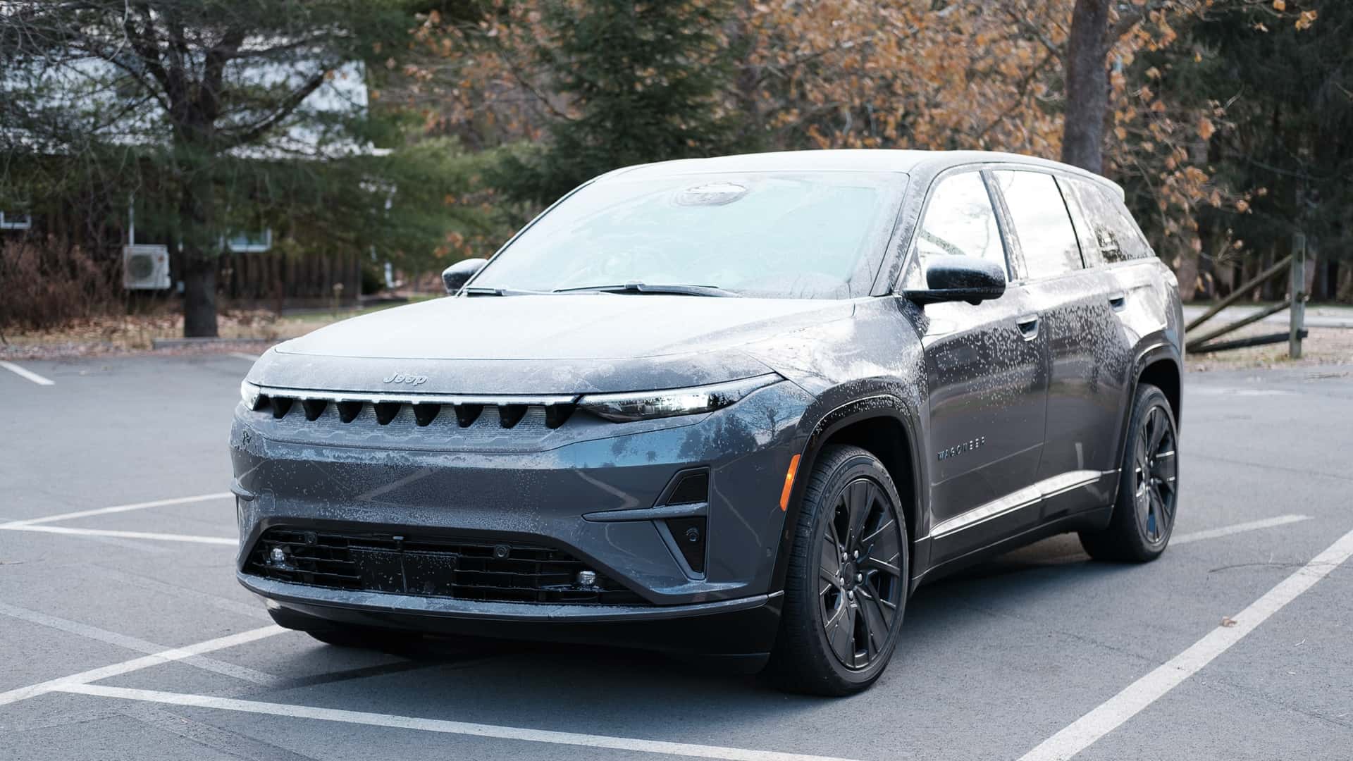 Ny Jeepen elbil parkeret på en skovklædt parkeringsplads