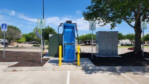Elektrisk køretøjsladestation ved Walmart med tilgængelighedsskilte
