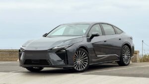 Lexus elektrisk sedan på parkeringsplads