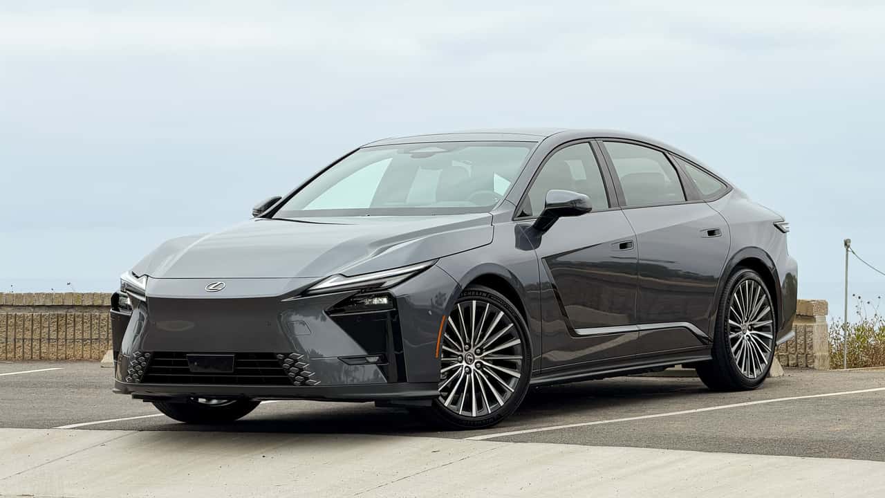 Lexus elektrisk sedan på parkeringsplads