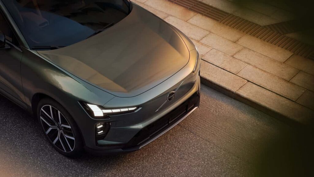 Topvinkel af en moderne elektrisk bil med slanke forlygter og aerodynamisk design.