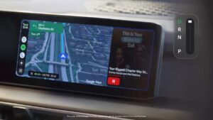 Tesla bilens infotainmentskærm viser Google Maps navigation og podcastafspilning.