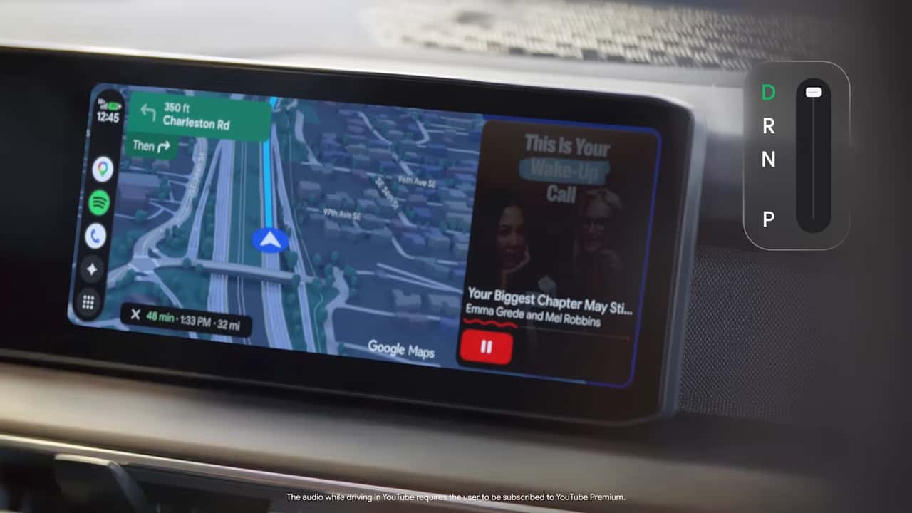 Tesla bilens infotainmentskærm viser Google Maps navigation og podcastafspilning.
