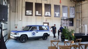 Elektrisk SUV med politidesign i garage