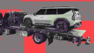 Elektrisk SUV transporteret på en slæbebils lad