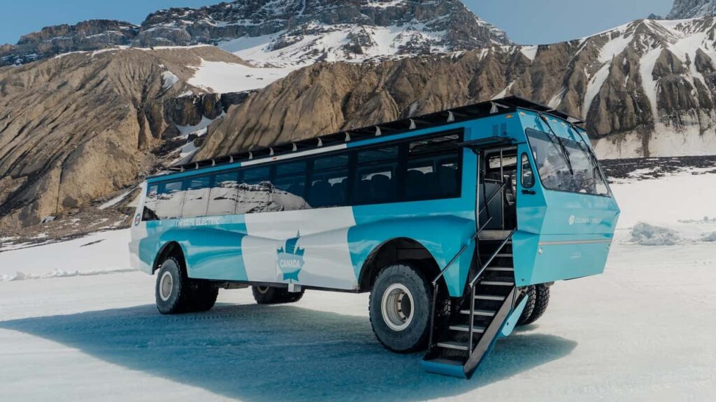 Elektrisk bus på snedækkede bjerge