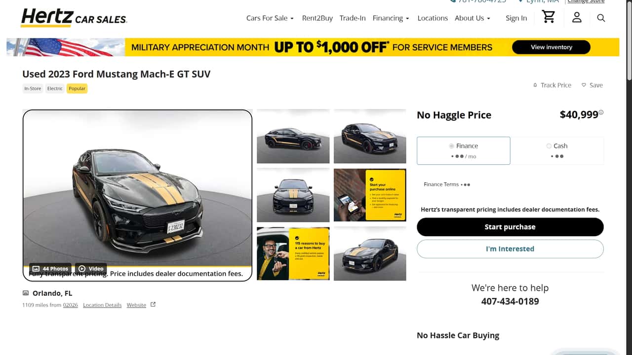 Sort 2023 Ford Mustang Mach-E GT SUV til salg hos Hertz med gule striber, pris $40,999 i Orlando, FL.