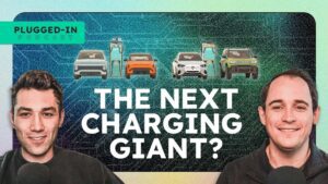 To mænd foran podcastgrafik med elbiler og ladestationer med teksten 'The Next Charging Giant?'