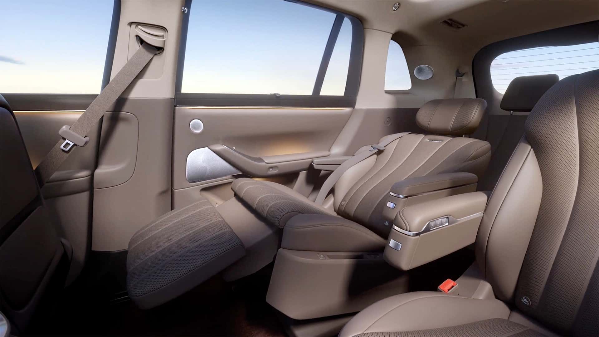 Luksuriøst interiør i en Tesla-elbil med komfortable lædersæder og elegant design